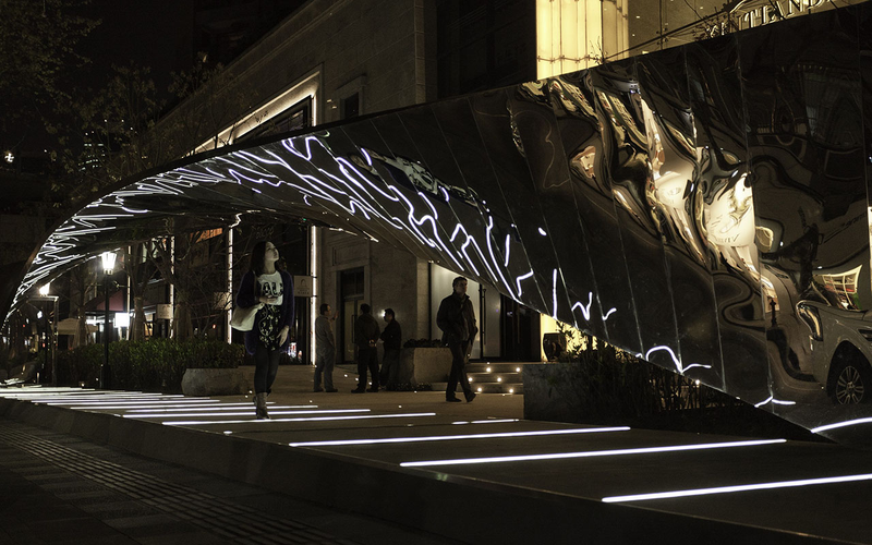 Illustration for article titled This Twisting Mirror Bridge Reflects Every Detail of a Shanghai Street